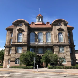 Kuva LUOMUS Luonnontieteellisestä museosta aurinkoisena päivänä Helsingissä, Suomessa.