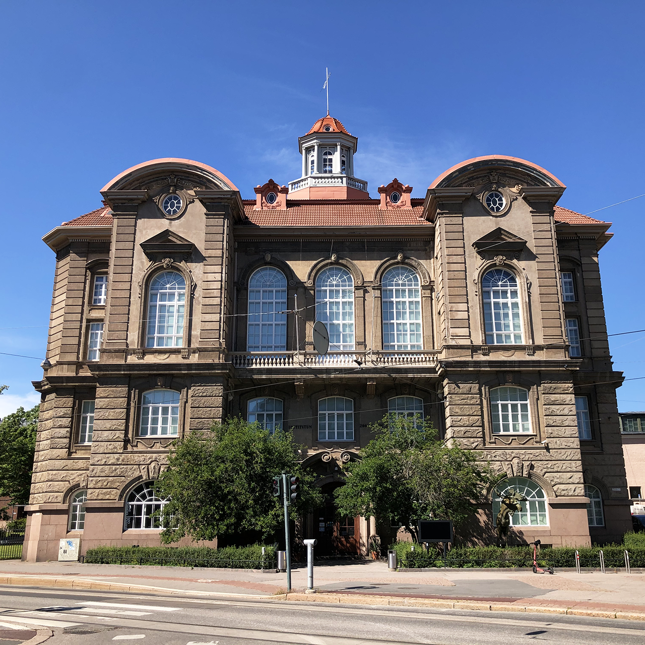 Kuva LUOMUS Luonnontieteellisestä museosta aurinkoisena päivänä Helsingissä, Suomessa.