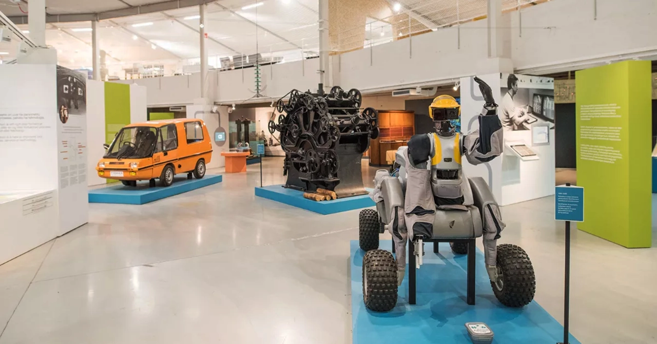 Kuva Helsingin Tekniikan museosta, jossa näkyy osa pysyvää näyttelyä
